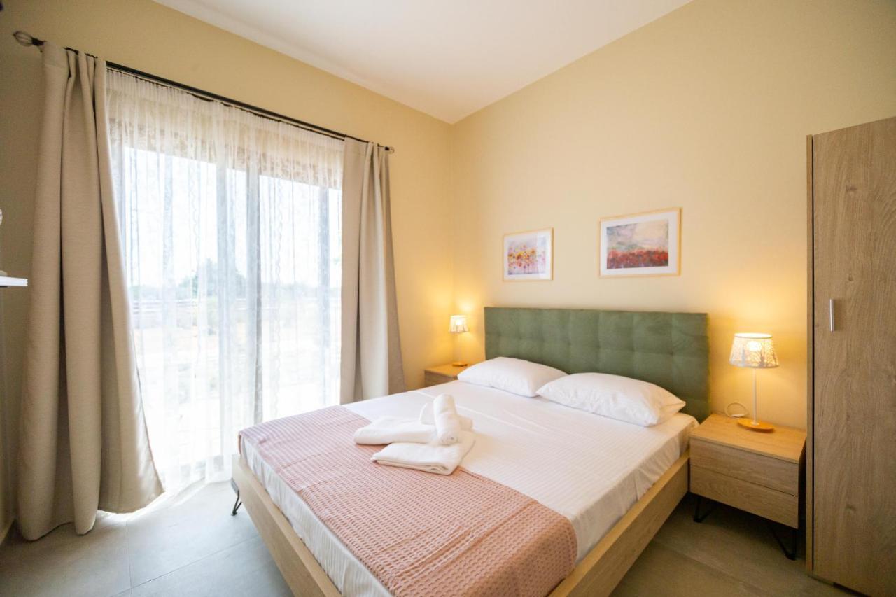 Varkes Suites 1 Nea Poteidaia Exterior foto